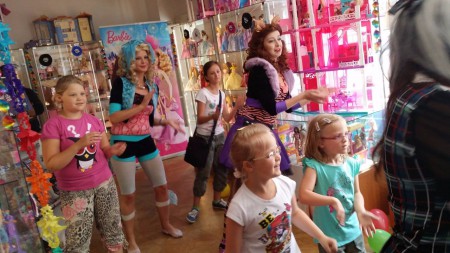 /galerie-panenek-dollsland-v-praze-nejvetsi-stala-vystava-panenek-a-auticek